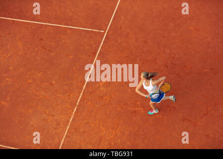 Vue aérienne d'un joueur de tennis féminin sur une cour au cours de match. Ruler.High angle view. Banque D'Images