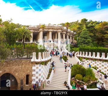 Barcelone, Espagne - JUIN 12,2018 : superbe et étonnante Park Guel à Barcelone. Parc Guell (1914) est la célèbre ville d'architecture art conçues par Anto Banque D'Images