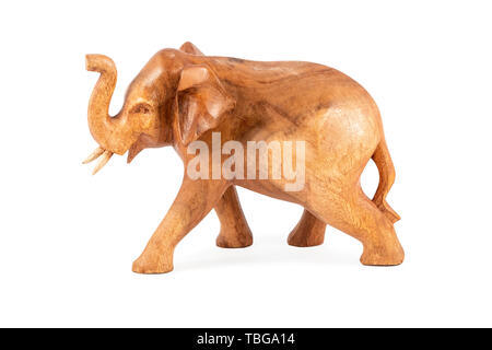 Figurine en bois - un éléphant avec un tronc isolé sur fond blanc Banque D'Images