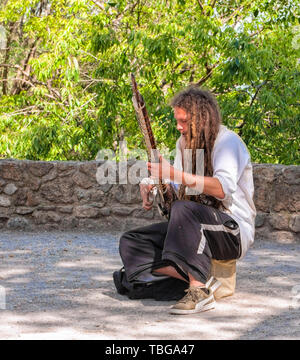 Barcelone, Espagne - 10 juin 2018 : l'homme musicien à jouer du sitar dans park de Barcelone Banque D'Images