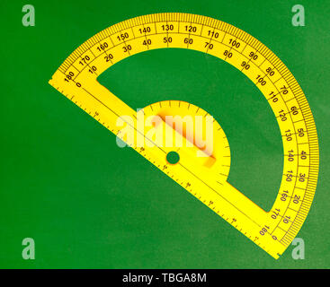 Le rapporteur d'angle Jaune sur vert tableau in classroom Banque D'Images