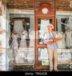 France, Montpellier - 17 juin 2018 : un musicien de rue jouer et chanter en costume dans la ville de Montpellier, France Banque D'Images