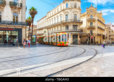 MONTPELLIER, FRANCE - 17 juin 2018 : les transports publics de la ville. Multi-couleur magnifique tramway. Le système de tramway de Montpellier a 4 lignes et 84 statio Banque D'Images