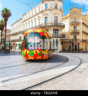 MONTPELLIER, FRANCE - 17 juin 2018 : les transports publics de la ville. Multi-couleur magnifique tramway. Le système de tramway de Montpellier a 4 lignes et 84 statio Banque D'Images