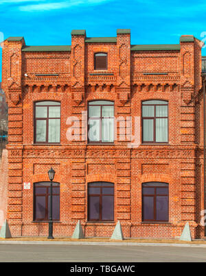 La façade de trois étages en briques rouges sur fond blanc Banque D'Images