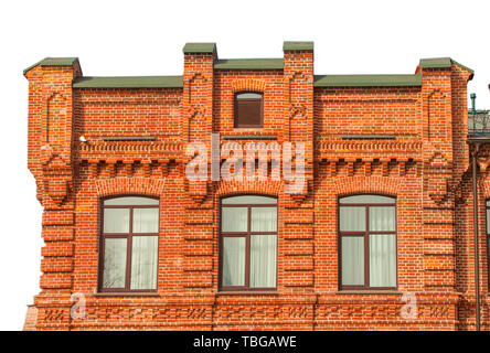 La façade de trois étages en briques rouges sur fond blanc Banque D'Images