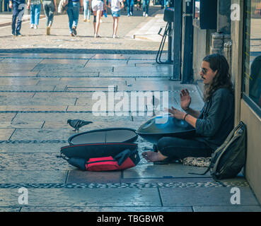 Jeune homme jouant de la musique avec des instruments Hang - Drum accrocher dans la rue. - Hang, handpan, instrument de musique de batterie. Trento - Trentin-Haut-Adige Banque D'Images