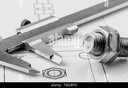 La mesure et d'instruments de dessin et de vieux dessins sont sur la table Banque D'Images