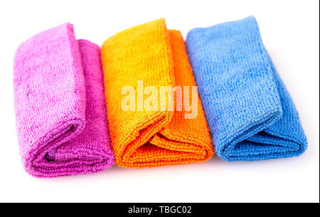 Pile de chiffons en microfibre couleur isolé sur fond blanc Banque D'Images