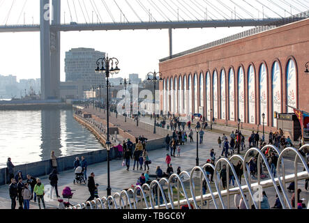 Vladivostok, Russie, oct, 10, 2017 : People walking on Tsesarevich quay sur Vladivostok en journée d'automne Banque D'Images