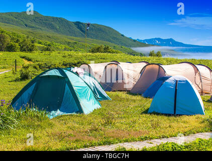 Tente de camping en camping à parc national. Les touristes campés dans les bois, sur la rive du lac sur la colline. Banque D'Images