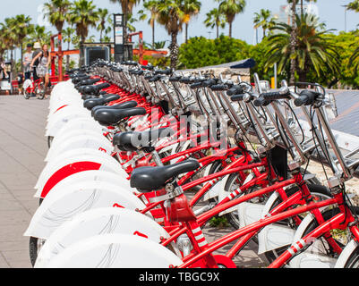 Rangée de vélos à vendre ou à louer en Espagne Banque D'Images