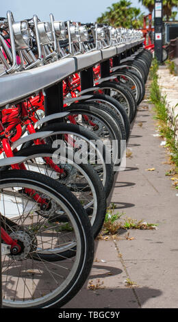 Rangée de vélos à vendre ou à louer en Espagne Banque D'Images