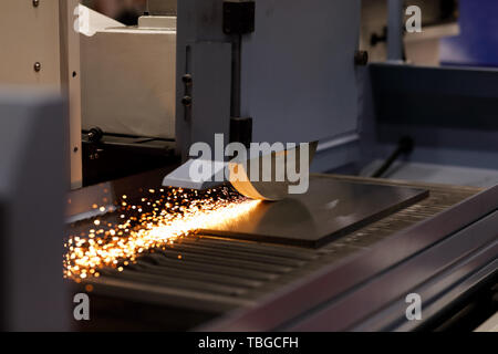 Plaque Metal processus de meulage sur machines industrielles. Focus sélectif. Banque D'Images