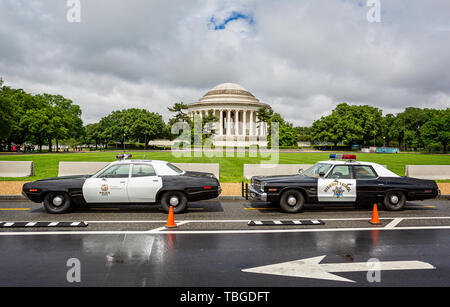 Paire de vintage Californie voitures de police garées devant le Jefferson Memorial à Washington DC, USA le 13 mai 2019 Banque D'Images