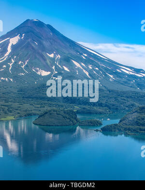 L'été pittoresque paysage volcanique de la péninsule du Kamtchatka : vue sur volcan actif Ilyinsky (Ilyinskaya Kawa). L'Eurasie, la Russie, l'Extrême-Orient, la Kurile Banque D'Images