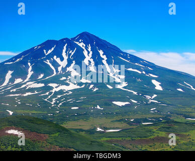 L'été pittoresque paysage volcanique de la péninsule du Kamtchatka : vue sur volcan actif Ilyinsky (Ilyinskaya Kawa). L'Eurasie, la Russie, l'Extrême-Orient, la Kurile Banque D'Images