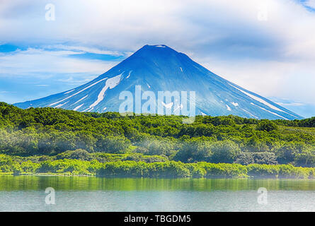 L'été pittoresque paysage volcanique de la péninsule du Kamtchatka : vue sur volcan actif Ilyinsky (Ilyinskaya Kawa). L'Eurasie, la Russie, l'Extrême-Orient, la Kurile Banque D'Images