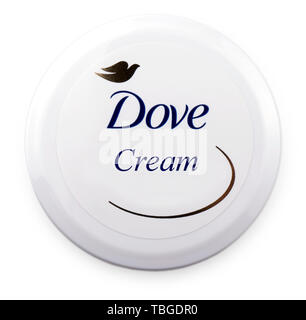 CHISINAU, MOLDOVA - 10 MAI 2018 : pot rond avec de la crème pour peau Dove. Dove est une marque de soins personnels appartenant à Unilever. Banque D'Images