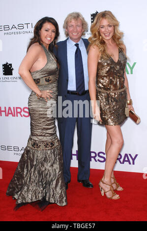 LOS ANGELES, CA. 11 juillet 2007 : Cat Deeley (droite), Nigel Lythgoe & Mary Murphy au Los Angeles premiere de "Hairspray" au Mann Village Theatre, Westwood. © 2007 Paul Smith / Featureflash Banque D'Images