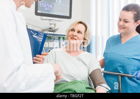 Doctor shaking hands de la récupération du patient après l'opération à l'hôpital Banque D'Images