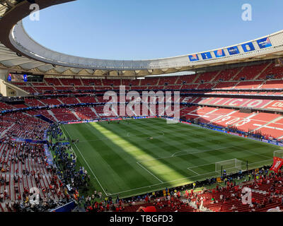 Vue depuis la fin de Liverpool Liverpool fans recueillir à l'intérieur du stade Metropolitano Wanda avant la finale de la Ligue des Champions, 1er juin 2019. Banque D'Images