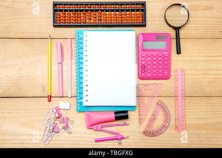 Les ordinateurs portables avec des fournitures scolaires et papeterie sur la table en bois. Concept Retour à l'école Banque D'Images