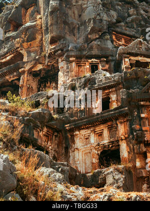 Des fragments de tombeaux lyciens Mira de la nécropole de tombeaux lyciens creusés dans la roche Banque D'Images