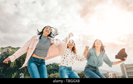 Happy Asian Girls jumping outdoor - Jeunes femmes friends having fun pause universitaire pendant Banque D'Images