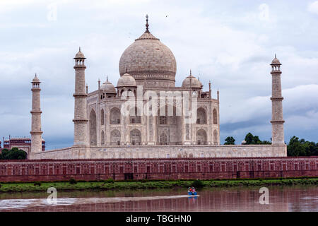 Bateau de tourisme dans la rivière Yamuna de Mehtab Bagh, Taj Mahal View Point, Agra, Uttar Pradesh, Inde Banque D'Images