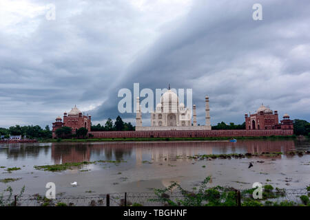 Bateau de tourisme dans la rivière Yamuna de Mehtab Bagh, Taj Mahal View Point, Agra, Uttar Pradesh, Inde Banque D'Images