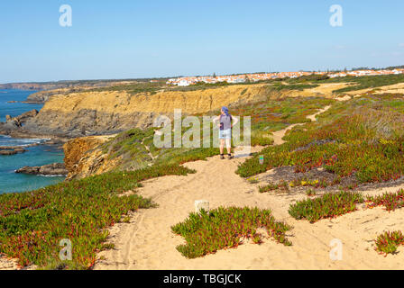 Femme marche Rota Vicentina, près de Zambujeira do Mar, littoral de l'Alentejo, Portugal, Sud de l'Europe Banque D'Images