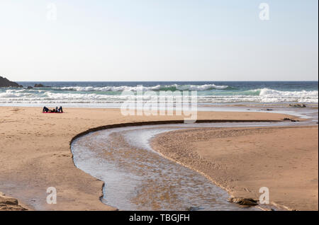 Deux personnes se trouvant en mer sur la plage de sable Praia, Carvalhal Brejão en semant, Alentejo Littoral, le Portugal, le sud de l'Europe Banque D'Images