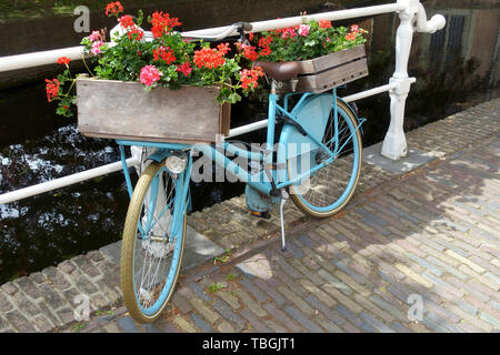 Vieille ville vélo près d'un pont au-dessus de canal dans la vieille ville de Delft, Pays-Bas Banque D'Images