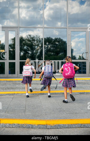 Groupe des filles de l'école élémentaire d'exécution à l'école, vue arrière Banque D'Images