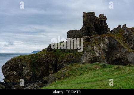 L'Irlande du Nord, Kinbane Pointe, Mai 2019 : Ruines du château sur la tête de Kinbane Kinbane Banque D'Images