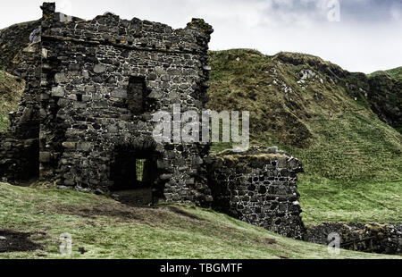 L'Irlande du Nord, Kinbane Pointe, Mai 2019 : Ruines du château sur la tête de Kinbane Kinbane Banque D'Images