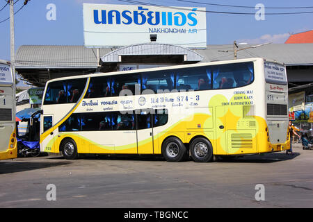 Chiang Mai, Thaïlande - 26 décembre 2012 : Bus de Phetprasert tour company. Photo à la gare routière de Chiangmai. Banque D'Images