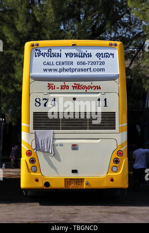 Chiang Mai, Thaïlande - 26 décembre 2012 : Bus de Phetprasert tour company. Photo à la gare routière de Chiangmai. Banque D'Images