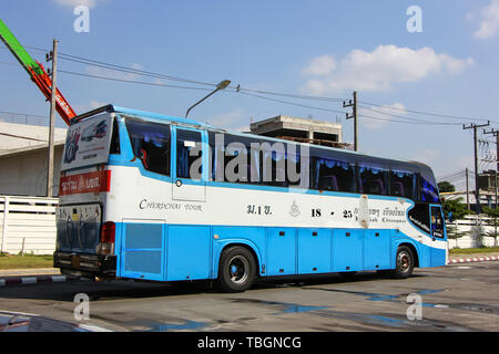 Chiang Mai, Thaïlande - 26 décembre 2012 : Cherdchai tour company bus. Route de Bangkok et de Chiang Mai. Photo à la gare routière de Chiangmai. Banque D'Images