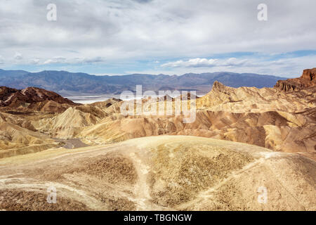 Formations de sable jaune dans Zabriskie Point dans Death Valley National Park, California, USA Banque D'Images