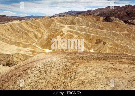 Formations de sable jaune dans Zabriskie Point dans Death Valley National Park, California, USA Banque D'Images