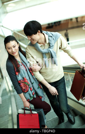 Un couple est allé shopping au centre commercial. Banque D'Images