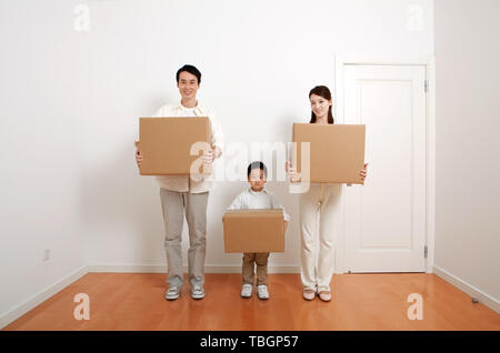 Une famille a emménagé dans une nouvelle maison. Banque D'Images