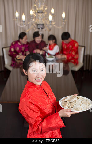 La famille accueille le Nouvel An chinois. Banque D'Images