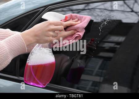 Nettoyage vitre voiture Femme Banque D'Images