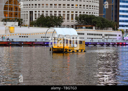 Tampa Bay, en Floride. 05 janvier, 2019. Taxi de l'eau colorée sur fond de Riverwalk en centre-ville. Banque D'Images