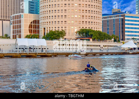 Tampa Bay, en Floride. 19 janvier , 2019. Man enjoying ride dans l'eau de la rivière Hillsborough en moto au centre-ville. Banque D'Images