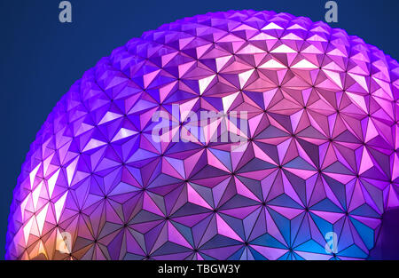Orlando, Floride . Le 27 mars 2019. Sphère lumineuse Spaceship Earth attraction sur fond de nuit à Epcot de Walt Disney World (1) Banque D'Images