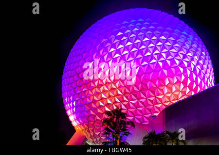 Orlando, Floride . Le 27 mars 2019. Sphère lumineuse Spaceship Earth attraction sur fond de nuit à Epcot de Walt Disney World (2) Banque D'Images